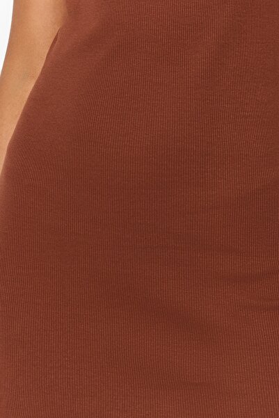 Trendyol Collection Brązowa dopasowana/dopasowana dzianinowa sukienka ołówkowa z kołnierzykiem polo TWOSS23EL02432