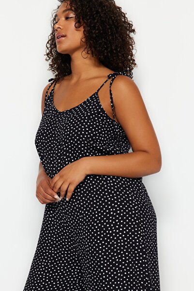 Trendyol Curve Černá tkaná kombinéza s květinovým vzorem TBBSS23BG00002