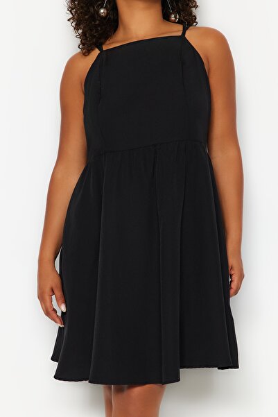 Trendyol Curve Černé tkané šaty s ohlávkou TBBSS23AH00055