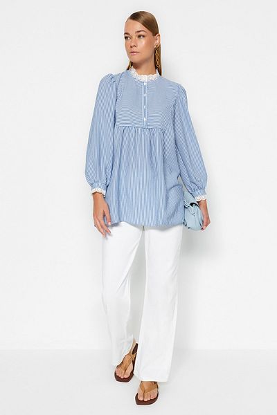 Trendyol Modest Blaue, karierte Seersucker-Tunika mit gewebter Spitze TCTSS23UK00067