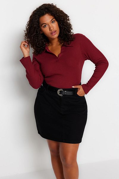 Trendyol Curve Weinroter, taillierter Strickbody mit geripptem Hemdkragen und Druckknopfverschluss TBBAW23CS00007