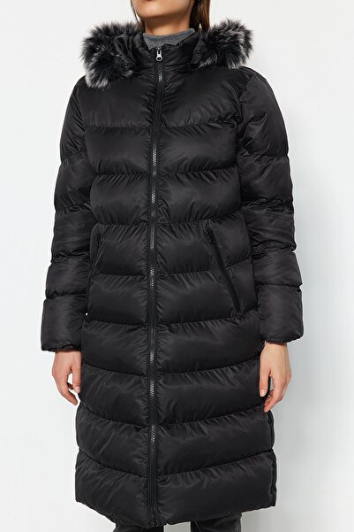 Trendyol Collection Černá oversize bunda Puffer s kožešinovou kapucí – vodoodpudivá, dlouhá zimní Twoaw24Mo00079