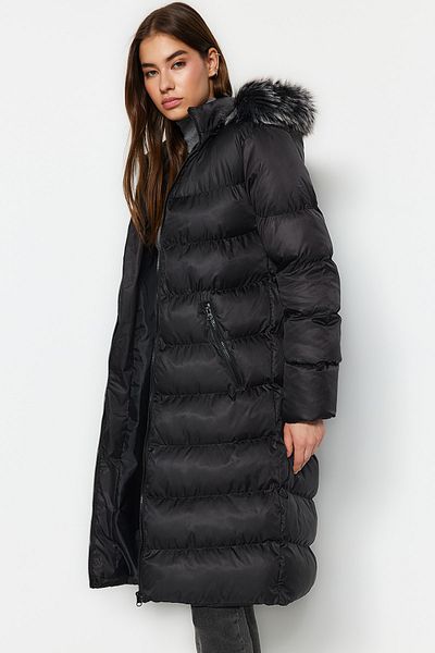 Trendyol Collection Černá oversize bunda Puffer s kožešinovou kapucí – vodoodpudivá, dlouhá zimní Twoaw24Mo00079