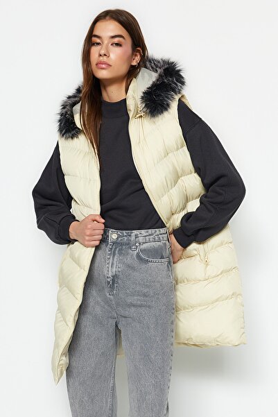 Trendyol Collection Vestă pufă cu glugă din blană ecru TWOAW24YE00008