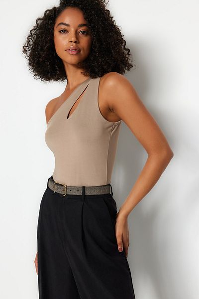 Trendyol Collection Nerzfarbener, asymmetrischer Kragen, Cut-Outs, Stretch-Strickbody mit Druckknöpfen TWOSS23BD00014