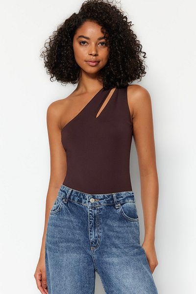 Trendyol Collection Brauner Stretch-Strickbody mit asymmetrischem Kragen, Cut-Outs und Druckknöpfen TWOSS23BD00014