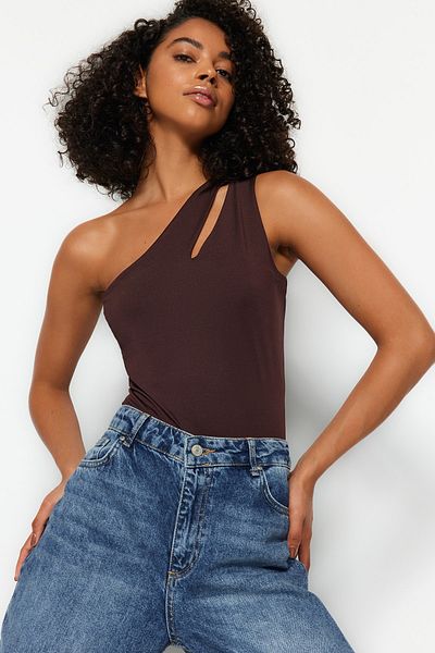 Trendyol Collection Brauner Stretch-Strickbody mit asymmetrischem Kragen, Cut-Outs und Druckknöpfen TWOSS23BD00014