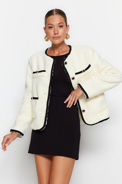 Trendyol Collection Ecrufarbener Plüsch-Jackenmantel – normale Passform, Taschendetail TWOAW24MO00010