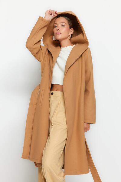 Trendyol Collection Velbloudí oversize široký střih standardní velikost kabát s kapucí a páskem TWOAW24KB00017