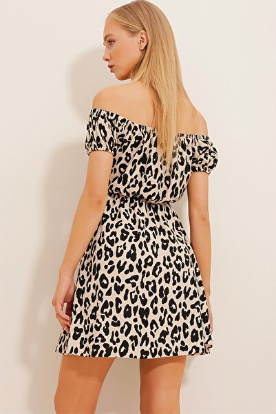 Trend Alaçatı Stili Γυναικείο πλεκτό φόρεμα βανίλια-μαύρο λαιμό Madonna με καρπούζι με μοτίβο πλεκτό ALC-X10516