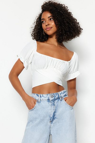 Trendyol Collection Ecrufarbene, gewebte Bluse mit Carmen-Kragen und detaillierter Krawatte TWOSS21BZ0797