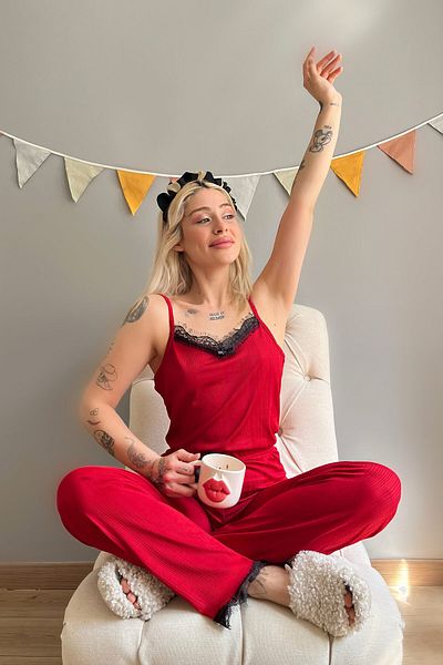 Pijamaevi Set de pijamale pentru femei tricotat cu curele din dantelă roșie