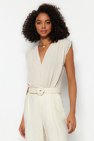 Trendyol Collection Gepolsterter, zweireihiger Strickbody mit flexiblem Druckknopf, Stein TWOSS23BD00007