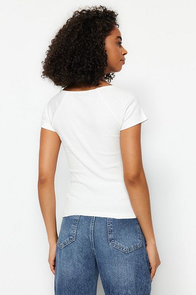 Trendyol Collection Weiße, taillierte Strickbluse aus Baumwollstretch TWOSS21BZ0579
