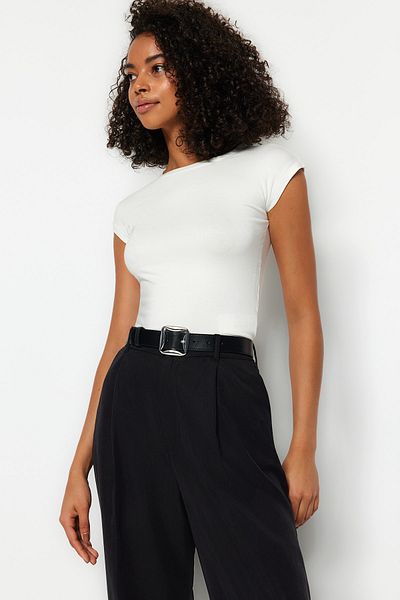 Trendyol Collection Ecru Premium Viscous Soft Fabric Fitted/Body Sitting Moon Sleeve Strickbluse TWOSS23BZ00992