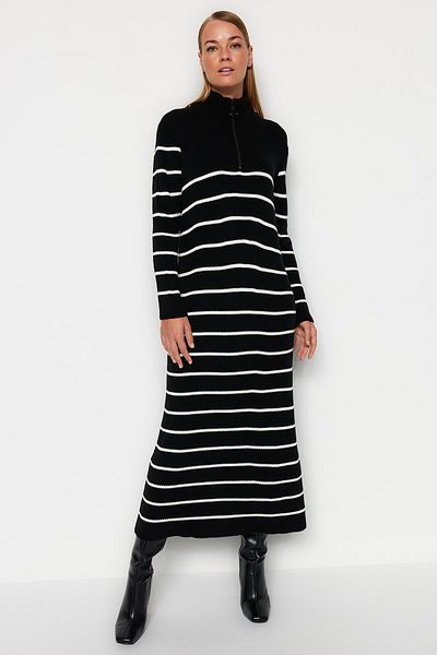 Trendyol Modest Schwarzes Strickkleid mit Streifen und Reißverschluss TCTAW24EB00019