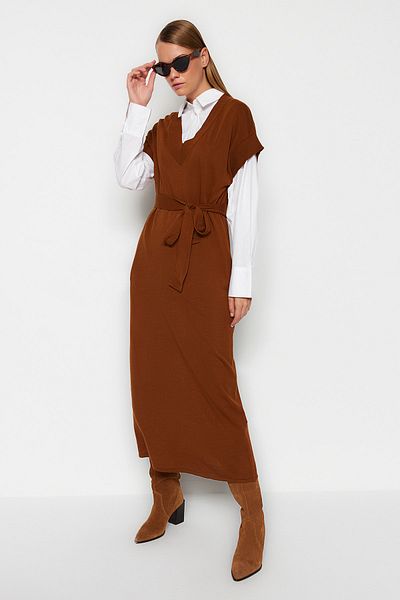 Trendyol Modest Dunkelbraunes langes Strickpulloverkleid mit Gürtel TCTAW24UV00020