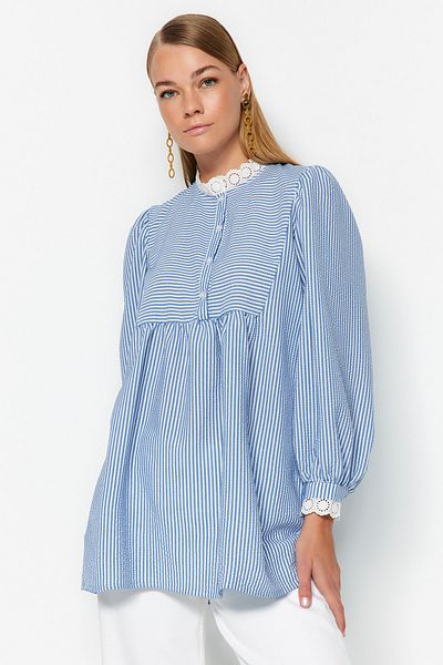 Trendyol Modest Blaue, karierte Seersucker-Tunika mit gewebter Spitze TCTSS23UK00067