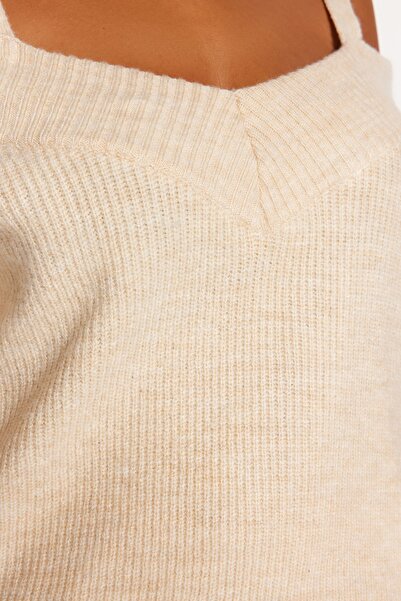 Trendyol Curve Πλεκτό πουλόβερ σε μπεζ φαρδύ γιακά με λεπτομέρειες TBBAW24AN00025