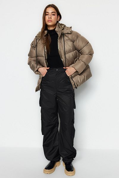Trendyol Collection Wasserabweisende Pufferjacke mit Kapuze in Nerzfarbe TWOAW24MO00103