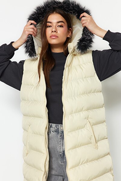 Trendyol Collection Vestă pufă cu glugă din blană ecru TWOAW24YE00008