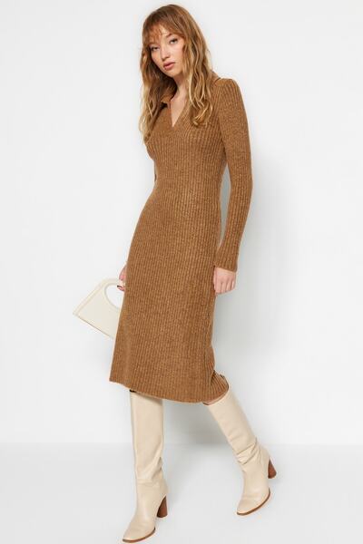 Trendyol Collection Velbloudí midi úplet Polo šaty s měkkým texturovaným výstřihem TWOAW24EL00026