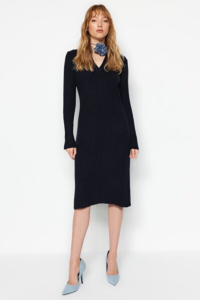 Trendyol Collection Námořnické modré Midi úpletové šaty Polo s měkkou texturou TWOAW24EL00026