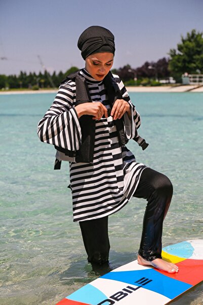 Marina Μαγιό με ασπρόμαυρο ριγέ, πλήρως καλυμμένο χιτζάμπ 1951