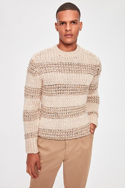 Trendyol Collection Beiger Strickpullover mit Rundhalsausschnitt und Streifenmuster, normaler Schnitt, TMNAW20KZ0545