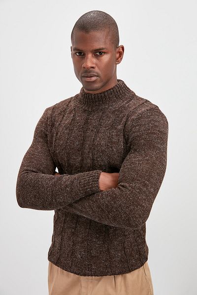 Trendyol Collection Brauner Strickpullover mit halbem Rollkragen – Slim Fit TMNAW20MG0003