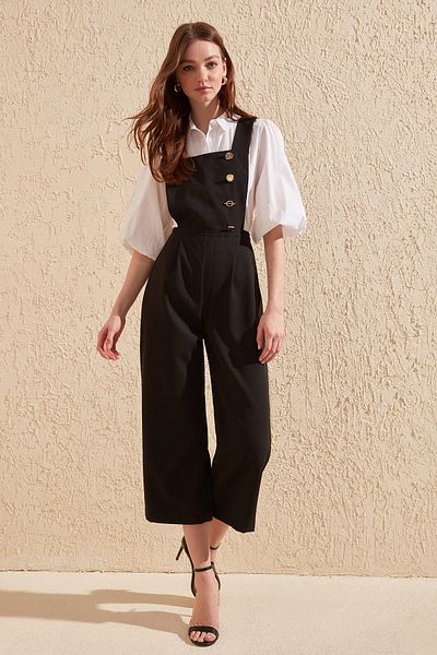 Trendyol Collection Schwarzer gewebter Jumpsuit mit Knopfdetail und quadratischem Kragen TWOSS19LJ0356