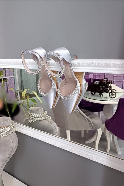 LA CALZATURE ساتان فضي كعب شامبانيا 6 سم مع حزام الكاحل مزدوج حجر الممر المائي فستان سهرة خنجر أحذية نسائية