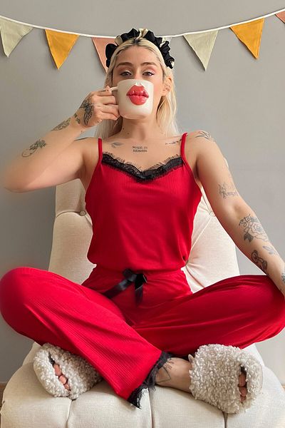 Pijamaevi Set de pijamale pentru femei tricotat cu curele din dantelă roșie