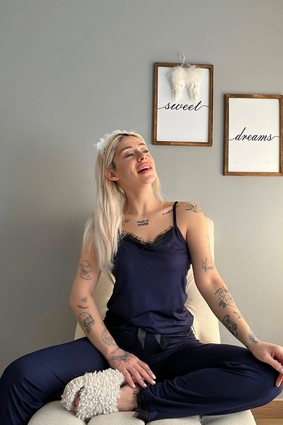 Pijamaevi Damen-Pyjama-Set aus Marineblau mit Spitze und Seilriemen