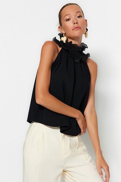 Trendyol Collection Schwarze Bluse aus elegantem Crêpe-Strick mit Kragen und Details TWOSS23BZ00932