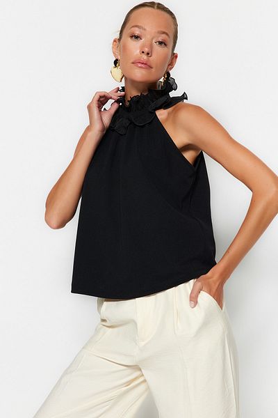 Trendyol Collection Schwarze Bluse aus elegantem Crêpe-Strick mit Kragen und Details TWOSS23BZ00932