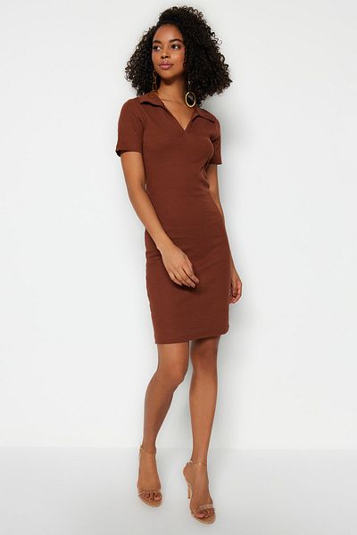 Trendyol Collection Hnědé vypasované/vypasované polo límce žebrované pletené tužkové šaty TWOSS23EL02432