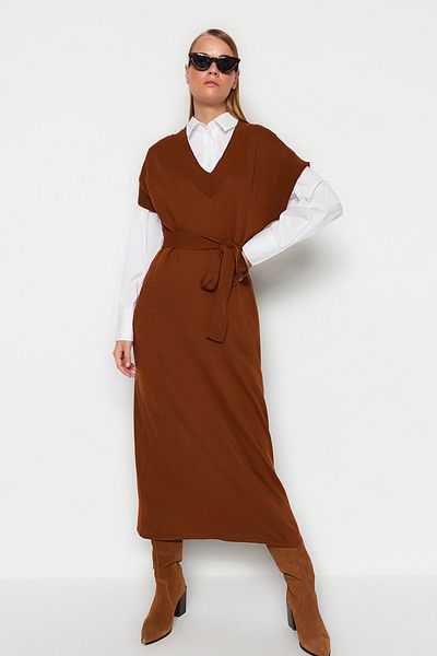 Trendyol Modest Dunkelbraunes langes Strickpulloverkleid mit Gürtel TCTAW24UV00020