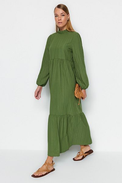 Trendyol Modest Grünes, gewebtes Crinkle-Kleid mit Stehkragen und weiter Passform TCTSS22EB00171