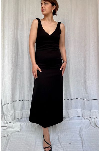 soBasic Rochie neagră față spate cu decolteu în V din țesătură creponată