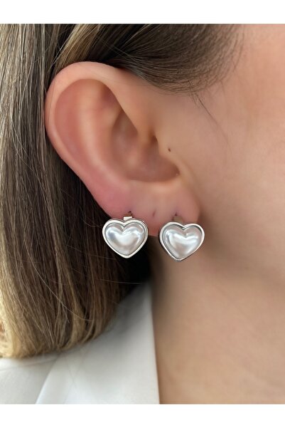 Pinery Jewels زوج من أقراط اللؤلؤ على شكل قلب