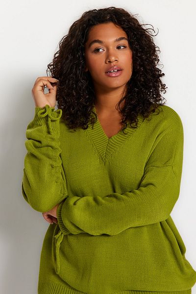 Trendyol Curve Pistaziengrüner, geraffter Strickpullover mit V-Ausschnitt und Ärmeln TBBAW23AN00023