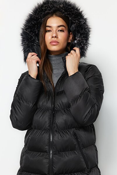 Trendyol Collection Černá oversize bunda Puffer s kožešinovou kapucí – vodoodpudivá, dlouhá zimní Twoaw24Mo00079