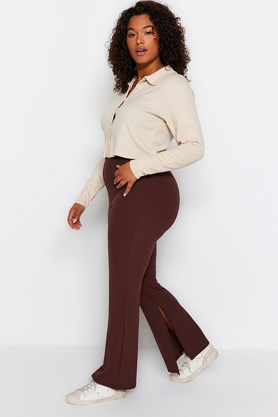 Trendyol Curve Braune, ausgestellte, gestrickte Hose mit spanischem Beinschlitz in Übergröße TBBAW23AR00030