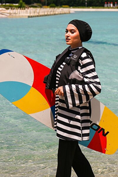 Marina Μαγιό με ασπρόμαυρο ριγέ, πλήρως καλυμμένο χιτζάμπ 1951