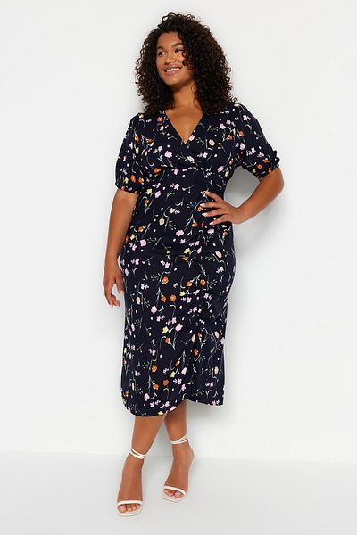 Trendyol Curve Marineblaues gewebtes Kleid mit zweireihigem Kragen und Blumenmuster TBBSS23AH00255