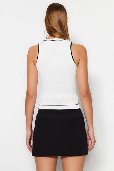 Trendyol Collection Weiße Basic-Bluse mit Farbblock-Print TWOSS23BZ00611
