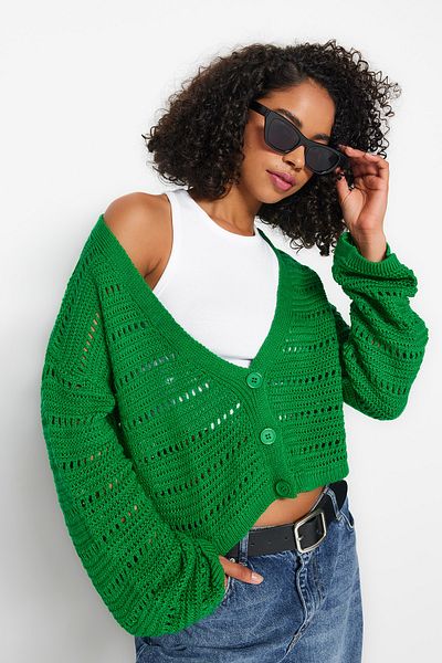 Trendyol Collection Smaragdgrüne Strickjacke mit Lochmuster TWOAW23HI00203