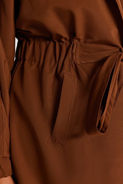 Trendyol Curve Καμπαρντίνα με ζώνη καφέ στη μέση TBBAW24BM00001