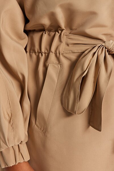 Trendyol Curve Sezónní béžový trenčkot - s páskem, TBBAW24BM00001